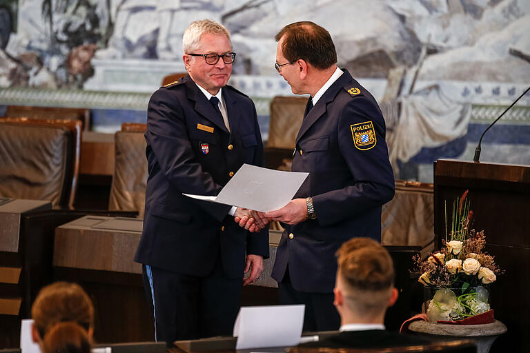 Der in Kürze ehemaliger Leitender Polizeidirektor Klaus Böhm war über 40 Jahre lang im Dienst. Hier mit Polizeipräsident Gerhard Kallert. Der in Kürze ehemaliger Leitender Polizeidirektor Klaus Böhm war über 40 Jahre lang im Dienst. Hier mit Polizeipräsident Gerhard Kallert.