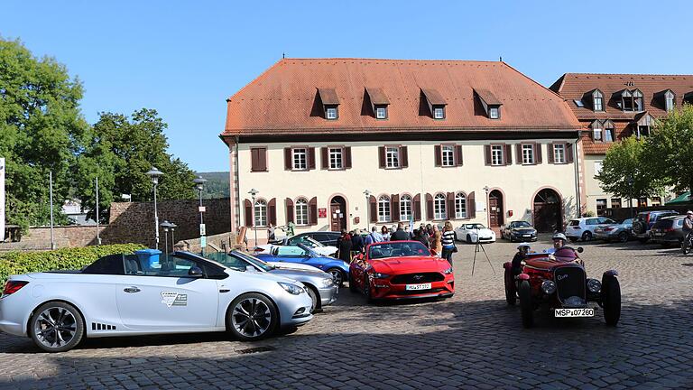 Während einer zweitägigen Fahrt durch den Spessart machten 14 Cabriofahrer Station auf dem Lohrer Schlossplatz.