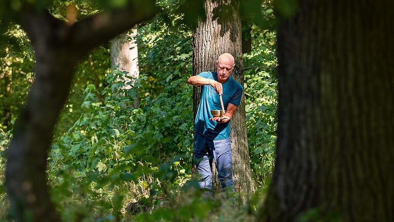 Waldbaden: Mit der Klangschale beendet Wald-Gesundheitstrainer Frank Jansen im Wald bei Schonungen eine Übung. Waldbaden: Mit der Klangschale beendet Wald-Gesundheitstrainer Frank Jansen im Wald bei Schonungen eine Übung.
