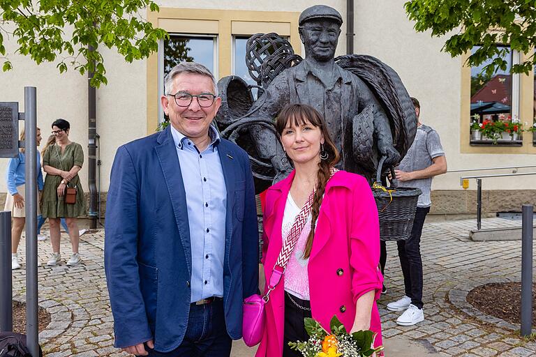 Jörg Kümmel und seine Frau Martina vor dem Sander Raaser. Das Denkmal steht für die lange Geschichte der Korbmachergemeinde, die Kümmel ab Juli als Bürgermeister führen wird.
