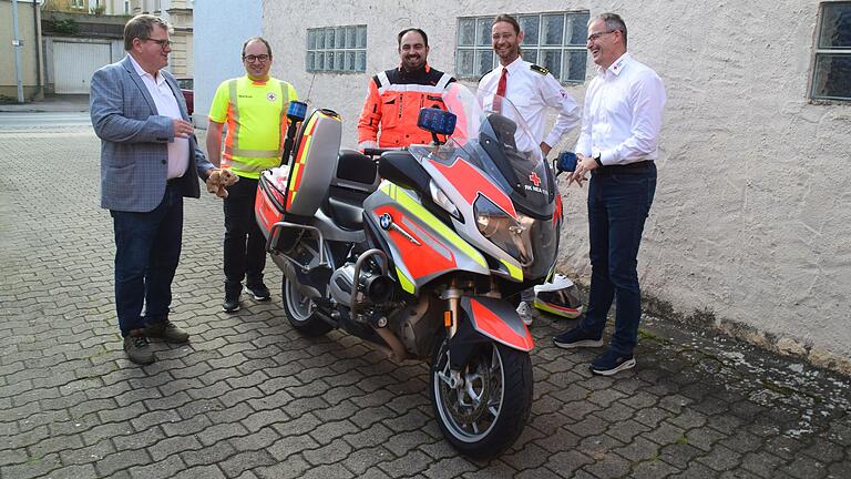 Die Motorradstreife hat ein Ersatzmotorrad für die alte Maschine bekommen. Darüber freuen sich (von links) Harry Scheuenstuhl, Markus Voigt, Jan Harttung, Rainer Bullmer und Ralph Engelbrecht.