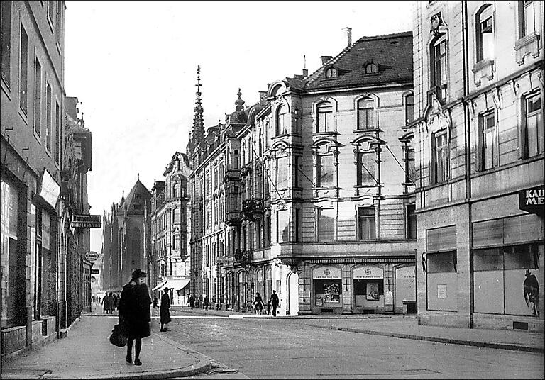 Die Eichhornstraße im Jahr 1944, rechts die Einmündung in die Wilhelmstraße. Die Eichhornstraße im Jahr 1944, rechts die Einmündung in die Wilhelmstraße.