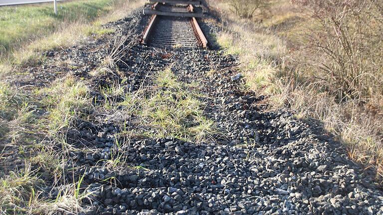 Das Endstück der Steigerwaldbahn kurz vor Kitzingen. Hier wurden die Gleise bereits abgebaut. Das Endstück der Steigerwaldbahn kurz vor Kitzingen. Hier wurden die Gleise bereits abgebaut.