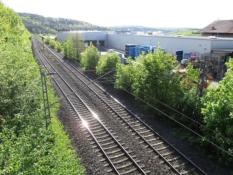 Fast schon malerisch wirken die Gleise der Werntalbahn bei Thüngen, auch der gute Zustand der Strecke und ihre Elektrifizierung ist zu erkennen (Archivbild). Aber die Fahrgastprognose ist zu gering.