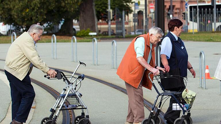 Ein Intensivtraining für Seniorinnen und Senioren mit Rollator bietet die Kreisverkehrswacht Bad Kissingen an.       -  Ein Intensivtraining für Seniorinnen und Senioren mit Rollator bietet die Kreisverkehrswacht Bad Kissingen an.
