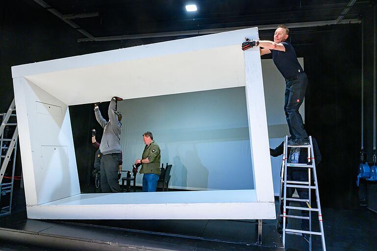 Langsam ist zu erkennen, wie das Bühnenbild für 'Aus dem Nichts' aussehen wird. Im Bild (von links), Roman Gronert, Jochen Kuhn, und Roger Vanoni. Langsam ist zu erkennen, wie das Bühnenbild für 'Aus dem Nichts' aussehen wird. Im Bild (von links), Roman Gronert, Jochen Kuhn, und Roger Vanoni.