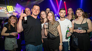 Viele Feierlustige besuchen am Samstag 19.04.25 die 90er vs 2000er Party in der Posthalle in Würzburg.