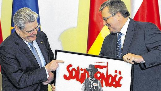 Geschenk vom Amtskollegen: Bundespräsident Joachim Gauck (links) erhält vom polnischen Präsidenten Bronislaw Komorowski ein Plakat mit Gary Cooper als einsamem Sheriff vor dem Solidarnoœæ-Schriftzug. Geschenk vom Amtskollegen: Bundespräsident Joachim Gauck (links) erhält vom polnischen Präsidenten Bronislaw Komorowski ein Plakat mit Gary Cooper als einsamem Sheriff vor dem Solidarnoœæ-Schriftzug.