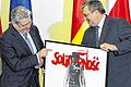 Geschenk vom Amtskollegen: Bundespräsident Joachim Gauck (links) erhält vom polnischen Präsidenten Bronislaw Komorowski ein Plakat mit Gary Cooper als einsamem Sheriff vor dem Solidarno&oelig;æ-Schriftzug.