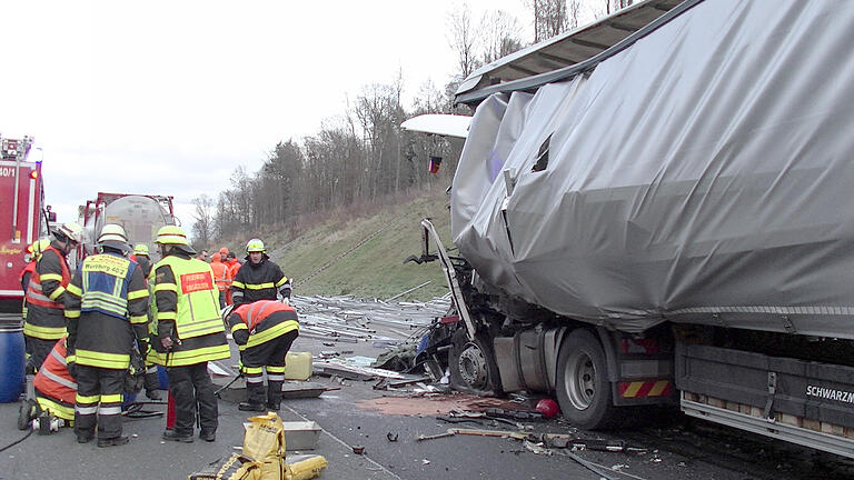 Tödlicher Auffahrunfall auf der A3 zwischen Kist und Heidingsfeld.