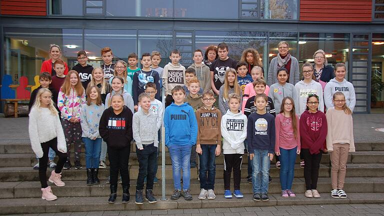 Über ihre prominente Vorleserin, die Bundestagsabgeordnete Sabine Dittmar (SPD), freuten sich die Schüler- und Schülerinnen der Freiherr von Lutz Mittelschule in Münnerstadt ebenso wie Rektorin Ulrike Freifrau von und zu der Tann (rechts) und die beiden Klassenlehrerinnen Natalja Müller (hinten links) und Doris Beck (hinten Mitte). Über ihre prominente Vorleserin, die Bundestagsabgeordnete Sabine Dittmar (SPD), freuten sich die Schüler- und Schülerinnen der Freiherr von Lutz Mittelschule in Münnerstadt ebenso wie Rektorin Ulrike Freifrau von und zu der Tann (rechts) und die beiden Klassenlehrerinnen Natalja Müller (hinten links) und Doris Beck (hinten Mitte).