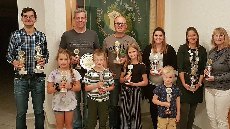 Bild hinten von links Christian Heim, Matthias Guck, Daniel May, Laura Ress, Linda Heim, Manuela Link; vorne&nbsp; von links Emma Reichert, Benn Zipfel, Eva May, Noah Zipfel.