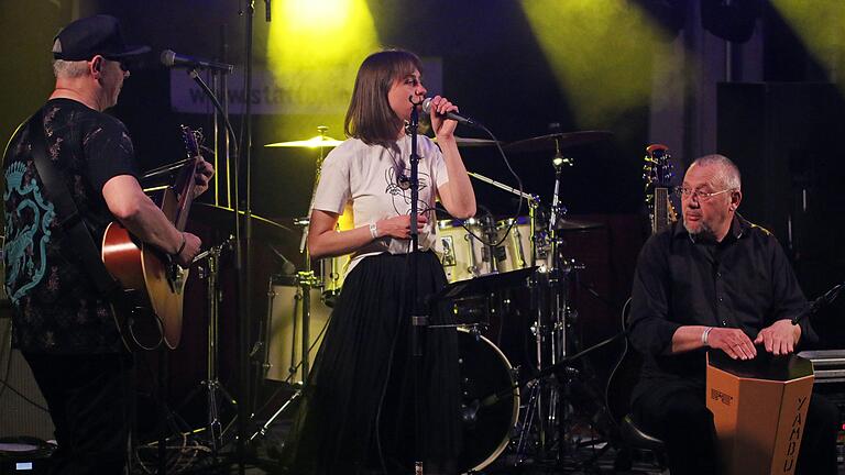 Die ukrainische Musikerin Tatiana Yuriyivna bei einem Auftritt mit ihrer fränkisch-ukrainischen Band Myr beim Benefizkonzert im Schweinfurter Stattbahnhof am 18. April. Eugen de Ryck an der Gitarre (links) und Rainer Berneth an den Percussions. Die ukrainische Musikerin Tatiana Yuriyivna bei einem Auftritt mit ihrer fränkisch-ukrainischen Band Myr beim Benefizkonzert im Schweinfurter Stattbahnhof am 18. April. Eugen de Ryck an der Gitarre (links) und Rainer Berneth an den Percussions.