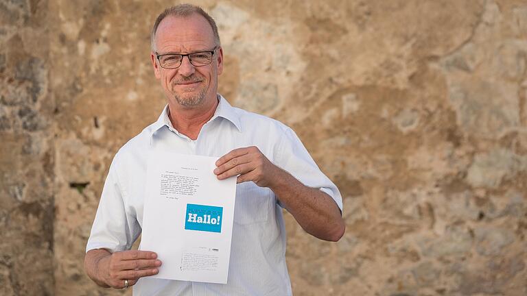 Jörg Meißner, Direktor des Museums für Franken, und die blaue Postkarte. Jörg Meißner, Direktor des Museums für Franken, und die blaue Postkarte.