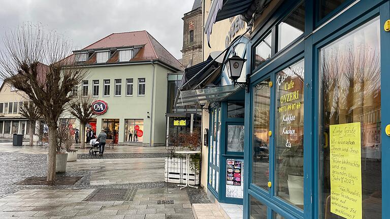 Das geschlossene Café Oyzeri ist der aktuell wohl prominenteste Leerstand in bester Lage auf dem Marktplatz. Das geschlossene Café Oyzeri ist der aktuell wohl prominenteste Leerstand in bester Lage auf dem Marktplatz.