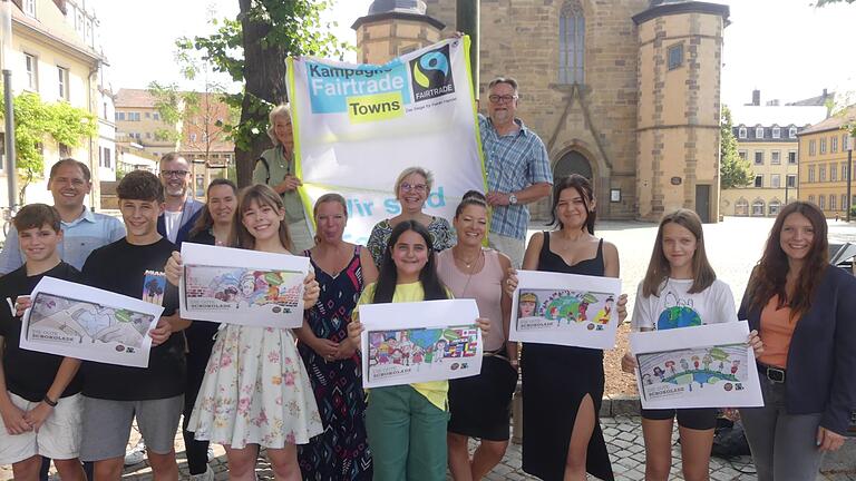 Die Stadtschokolade 2023 wird wieder bunt (vorne von links): Leon Klüpfel, Noel Mainz, Antonia Schäflein, Suriayz Shamdien, Thalia Schurlik und Johanna Wieczorek; zweite Reihe: Matthias Kreß, Thomas Engert, Heike Schirmer da Fonseca, Carolin Sauer, Claudia Markert, Carina Thorwarth und Andrea Schmidt; hinten Angela und Roland Merz. Die Stadtschokolade 2023 wird wieder bunt (vorne von links): Leon Klüpfel, Noel Mainz, Antonia Schäflein, Suriayz Shamdien, Thalia Schurlik und Johanna Wieczorek; zweite Reihe: Matthias Kreß, Thomas Engert, Heike Schirmer da Fonseca, Carolin Sauer, Claudia Markert, Carina Thorwarth und Andrea Schmidt; hinten Angela und Roland Merz.