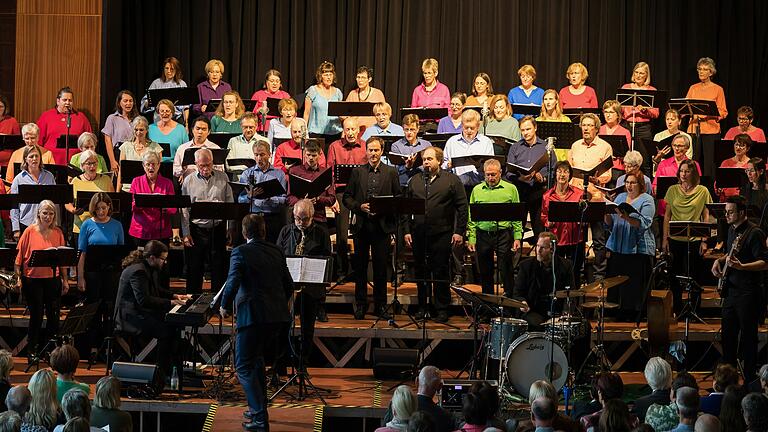 KonzertChor Schweinfurt und Jazzband Urs John unter der Leitung von Matthias Göttemann.