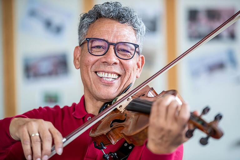 José Antonio Zambrano liebt alle seine Instrumente, besonders aber die Geige, die ihn auf die Bühne gebracht hat. José Antonio Zambrano liebt alle seine Instrumente, besonders aber die Geige, die ihn auf die Bühne gebracht hat.