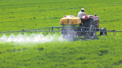 Durch den Bakterien-Cocktail „Effektive Mikroorganismen“ (EM) soll der Einsatz von Chemie im landwirtschaftlichen Pflanzenschutz überflüssig gemacht oder reduziert werden. Ob sich die Methode durchsetzt? Durch den Bakterien-Cocktail „Effektive Mikroorganismen“ (EM) soll der Einsatz von Chemie im landwirtschaftlichen Pflanzenschutz überflüssig gemacht oder reduziert werden. Ob sich die Methode durchsetzt?