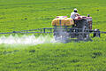 Durch den Bakterien-Cocktail &bdquo;Effektive Mikroorganismen&ldquo; (EM)  soll der Einsatz von Chemie im landwirtschaftlichen Pflanzenschutz überflüssig gemacht oder reduziert werden. Ob sich die Methode durchsetzt?