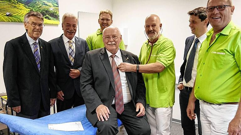 Den Standort untersucht und für gut befunden: Gochsheims Altbürgermeister Walter Korn, Vizelandrat Peter Seifert, Philipp van Gelder, Geschäftsführer der Gesundheitszentrum Mainbogen GmbH, Sennfelds Bürgermeister Emil Heinemann, Dr. Gerhard Rauscher, Schwebheims Rathauschef Volker Karb und der ärztliche Leiter Christian van Gelder beim symbolischen Check im Gesundheitszentrum.