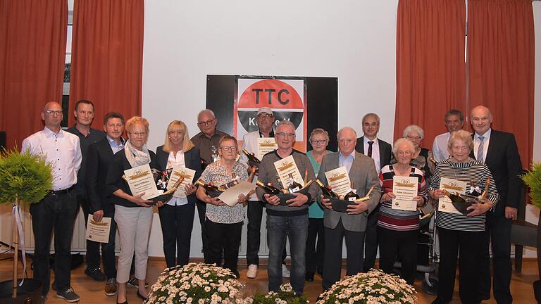 Viele neue Ehrenmitglieder beim Festkommers des TTC Kist. Wer seit 50 Jahren Mitglied ist, bekommt automatisch die Ehrenmitgliedschaft. Es gratulieren links: Vorsitzender Stephan Wilhelm und sein Stellvertreter Thomas Kuhn, sowie Kists Bürgermeister Volker Faulhaber (Fünfter von rechts) und Landrat Eberhard Nuß (rechts) Viele neue Ehrenmitglieder beim Festkommers des TTC Kist. Wer seit 50 Jahren Mitglied ist, bekommt automatisch die Ehrenmitgliedschaft. Es gratulieren links: Vorsitzender Stephan Wilhelm und sein Stellvertreter Thomas Kuhn, sowie Kists Bürgermeister Volker Faulhaber (Fünfter von rechts) und Landrat Eberhard Nuß (rechts)