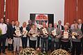 Viele neue Ehrenmitglieder beim Festkommers des TTC Kist. Wer seit 50 Jahren Mitglied ist, bekommt automatisch die Ehrenmitgliedschaft. Es gratulieren links: Vorsitzender Stephan Wilhelm und sein Stellvertreter Thomas Kuhn, sowie Kists Bürgermeister Volker Faulhaber (Fünfter von rechts) und Landrat Eberhard Nuß (rechts)