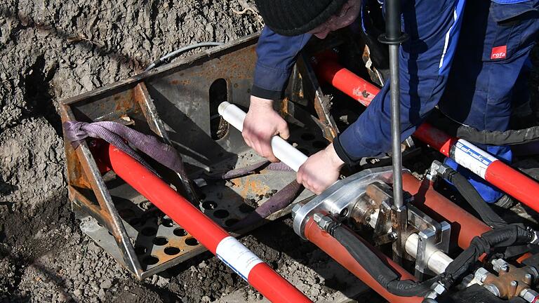 Die 50 Zentimeter langen Plastikrohre werden angeschraubt und dann in die Erde gebracht. So kann mit wenig Aufwand und ohne Aufgraben schnell gearbeitet werden. Die 50 Zentimeter langen Plastikrohre werden angeschraubt und dann in die Erde gebracht. So kann mit wenig Aufwand und ohne Aufgraben schnell gearbeitet werden.