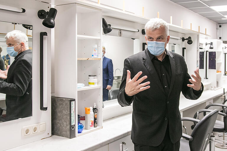 Intendant Markus Trabusch zeigt die künftige Maske. Hier steht bereits schon das Meiste. Intendant Markus Trabusch zeigt die künftige Maske. Hier steht bereits schon das Meiste. 
