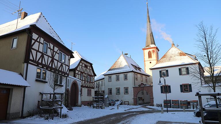 Zwei Paradebeispiele für die Sanierung von Gebäuden im Ortskern: Das ehemalige Pfarrhaus (rechts) von Stetten und das 'Schultheißenhaus' (ganz links) werden und wurden von jungen Familien saniert Zwei Paradebeispiele für die Sanierung von Gebäuden im Ortskern: Das ehemalige Pfarrhaus (rechts) von Stetten und das 'Schultheißenhaus' (ganz links) werden und wurden von jungen Familien saniert