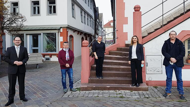 Der Karlstadter Bürgermeister Michael Hombach (links) stellte den neu konstituerten Integrationsbeirat der Stadt vor: Marc Moser, Sibel Sarioglu, Sakine Azodanlou und Matias Dornheim.