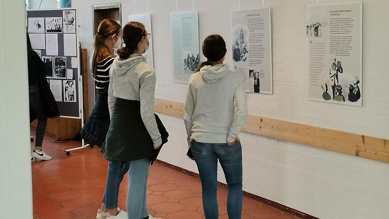 Die Ausstellung 'Dietrich Bonhoeffer. Sein Leben. Sein Werk.' im Ev. Gemeindezentrum Ulmer-Haus wurde auch von einer Gymnasialklasse für den Unterricht genutzt. Die Ausstellung 'Dietrich Bonhoeffer. Sein Leben. Sein Werk.' im Ev. Gemeindezentrum Ulmer-Haus wurde auch von einer Gymnasialklasse für den Unterricht genutzt. 