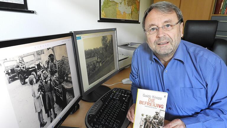 Das Geschenk eines afroamerikanischen US-Soldaten an deutsche Kinder: Helmut Winkler mit einem Buch von Guido Knopp, das die Szene zeigt - die für ihn in Dittelbrunn spielt.