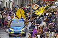 Auf einem Faschingswagen stehen Narren und winken. Zehntausende Besucherinnen und Besucher wurden heute zum größten Faschingszug Süddeutschlands in Würzburg erwartet.