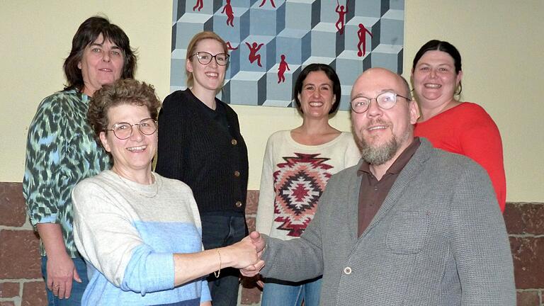 Schulleiter Alexander Lutz gratuliert der Vorsitzenden Enid Heidemann-Felder zur Wiederwahl. Mit im Bild (von links): Angelika Hempel, Caroline Felder, Steffi Holzemer und Isabell Bernard.