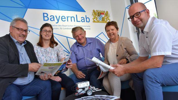 Ein 'absoluter Glücksfall' ist für Kai Uwe Tapken, Leiter der Vhs Bad Neustadt und Rhön-Saale, und die 2. Bürgermeisterin Rita Rösch (Mitte) das neue 'BayernLab' in der Saalestadt. Erstmals finden Rhöner im Programm 2018/19 deshalb kostenfreie Kurse rund um das Thema Digitalisierung. Auf die gemeinsame Bildungsarbeit freuen sich (von links): Albert Köder, Amt für Digitalisierung, Breitband und Vermessung Bad Kissingen, sowie Stefanie Friedrich und Roland Mai vom Bad Neustädter BayernLab-Team.... - Ein 'absoluter Glücksfall' ist für Kai Uwe Tapken, Leiter der Vhs Bad Neustadt und Rhön-Saale, und die 2. Bürgermeisterin Rita Rösch (Mitte) das neue 'BayernLab' in der Saalestadt. Erstmals finden Rhöner im Programm 2018/19 deshalb kostenfreie Kurse rund um das Thema Digitalisierung. Auf die gemeinsame Bildungsarbeit freuen sich (von links): Albert Köder, Amt für Digitalisierung, Breitband und Vermessung Bad Kissingen, sowie Stefanie Friedrich und Roland Mai vom Bad Neustädter BayernLab-Team. Foto: Tonya Schulz Ein 'absoluter Glücksfall' ist für Kai Uwe Tapken, Leiter der Vhs Bad Neustadt und Rhön-Saale, und die 2. Bürgermeisterin Rita Rösch (Mitte) das neue 'BayernLab' in der Saalestadt. Erstmals finden Rhöner im Programm 2018/19 deshalb kostenfreie Kurse rund um das Thema Digitalisierung. Auf die gemeinsame Bildungsarbeit freuen sich (von links): Albert Köder, Amt für Digitalisierung, Breitband und Vermessung Bad Kissingen, sowie Stefanie Friedrich und Roland Mai vom Bad Neustädter BayernLab-Team.... - Ein 'absoluter Glücksfall' ist für Kai Uwe Tapken, Leiter der Vhs Bad Neustadt und Rhön-Saale, und die 2. Bürgermeisterin Rita Rösch (Mitte) das neue 'BayernLab' in der Saalestadt. Erstmals finden Rhöner im Programm 2018/19 deshalb kostenfreie Kurse rund um das Thema Digitalisierung. Auf die gemeinsame Bildungsarbeit freuen sich (von links): Albert Köder, Amt für Digitalisierung, Breitband und Vermessung Bad Kissingen, sowie Stefanie Friedrich und Roland Mai vom Bad Neustädter BayernLab-Team. Foto: Tonya Schulz