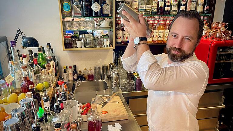 In seinem Restaurant El Moro in Bad Neustadt hinter der Bar: Peter Wlost mixt Erdbeer Daiquiri. In seinem Restaurant El Moro in Bad Neustadt hinter der Bar: Peter Wlost mixt Erdbeer Daiquiri. 