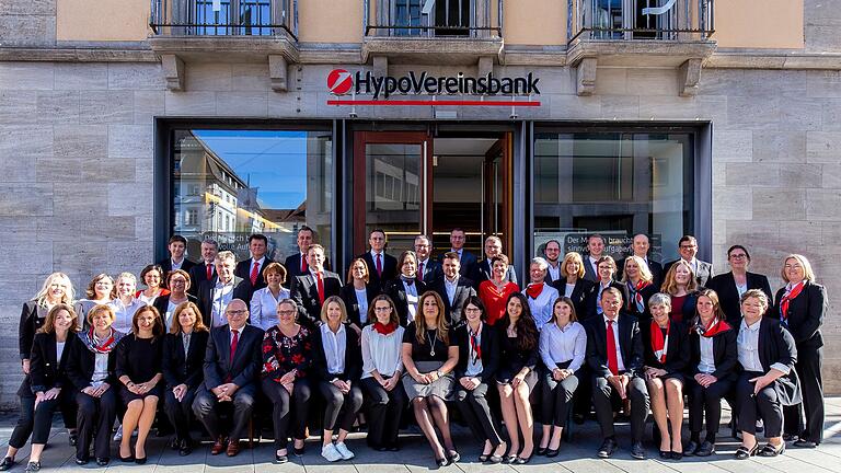 175 Jahre in Würzburg: Das Team der HypoVereinsbank vor der Niederlassung in der Eichhornstraße. 175 Jahre in Würzburg: Das Team der HypoVereinsbank vor der Niederlassung in der Eichhornstraße.