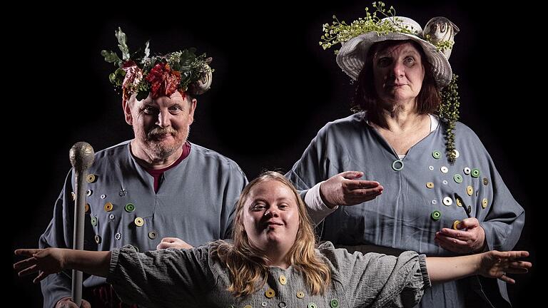 Szene aus dem Theaterstück 'Alles im Fluss': Der Flussgott Moenus mit Moena und einem Wassergeist. Szene aus dem Theaterstück 'Alles im Fluss': Der Flussgott Moenus mit Moena und einem Wassergeist.
