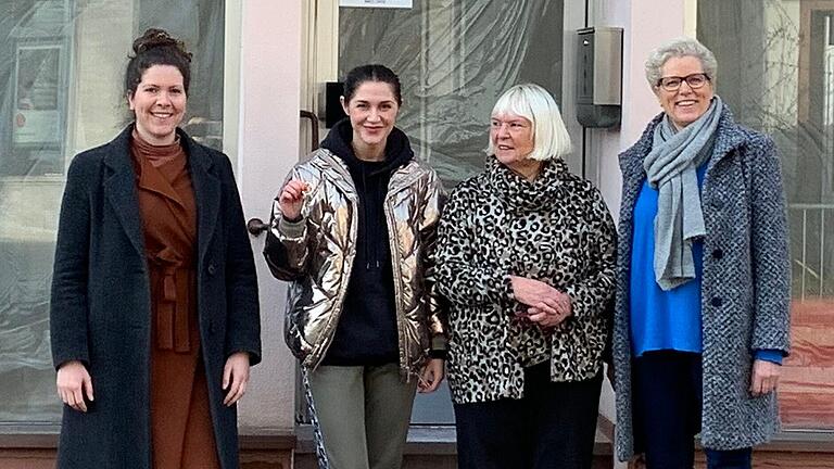 Freuen sich, dass wieder Leben in die Immobilie in der Oberen Brückenstraße 4 einzieht (von links): Citymanagerin Simone Neubauer, Gründerin Margarita Koyun, Hausbesitzerin Ute Seitz-Lauth und Immobilienmaklerin Sabine Iser.&nbsp;