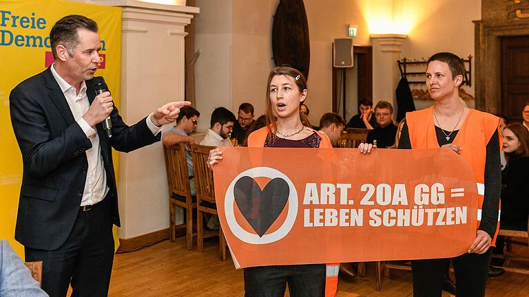 Johanna Sing (rechts) im Februar bei einer FDP-Veranstaltung in Würzburg mit dem Fraktionschef im Bundestag, Christian Dürr. Gemeinsam mit einer Mitstreiterin demonstrierte Sing für mehr Klimaschutz. Johanna Sing (rechts) im Februar bei einer FDP-Veranstaltung in Würzburg mit dem Fraktionschef im Bundestag, Christian Dürr. Gemeinsam mit einer Mitstreiterin demonstrierte Sing für mehr Klimaschutz. 