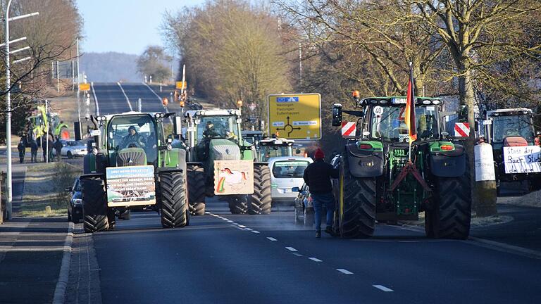 Landwirte sowie Vertreter aus dem Handwerk und anderen Branchen vereinigten sich zu einer Demonstration in Mellrichstadt. Landwirte sowie Vertreter aus dem Handwerk und anderen Branchen vereinigten sich zu einer Demonstration in Mellrichstadt.