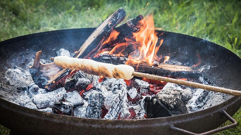 Klassisches Stockbrot - Das Stockbrot wird nicht über den Flammen, sondern über der Glut gedreht. Klassisches Stockbrot - Das Stockbrot wird nicht über den Flammen, sondern über der Glut gedreht.