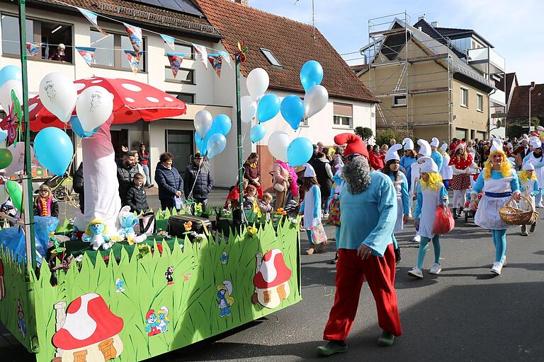 Das Kinderballett scharte sich als Schlümpfe um einen großen Fliegenpilz. Das Kinderballett scharte sich als Schlümpfe um einen großen Fliegenpilz. 