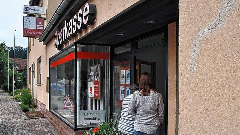 Banken-Aderlass im Landkreis: Sowohl die Sparkasse als auch die Raiffeisenbank geben bekannt, zahlreiche Filialen zu schließen. Die Hauptgründe: Immer öfter greifen die Kunden zu digitalen Bankdiensten. Außerdem zwingt das anhaltende Niedrigzinsniveau dazu, Kosten zu sparen. Bei der Sparkasse sind fünf von 42 Geschäftsstellen im Main-Spessart-Kreis betroffen: Erlenbach (im Bild, oben), Gräfendorf, Karbach, Rechtenbach und Schollbrunn. Die Raiffeisenbank macht sogar elf ihrer 48 Filialen dicht: Habichsthal, Hausen, Homburg, Karbach, Neustadt, Rechtenbach, Remlingen, Rodenbach, Sackenbach, Tiefenthal und Trennfeld. Zudem werden die Geschäftsstellen in Bergrothenfels (im Bild, unten), Hafenlohr und Ruppertshütten eine Beratung nur noch nach Terminvereinbarung anbieten. In Fellen ist geplant, nur noch SB-Automaten für Bargeld und Kontoauszüge zu belassen.