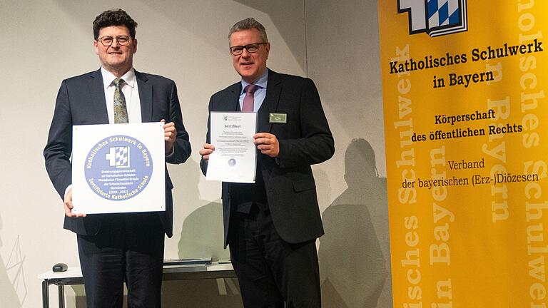Der Theodosius-Florentini-Schule in Gemünden wurde beim Bildungskongress in Augsburg das Zertifikat für eine nachhaltige Zusammenarbeit von Elternhaus und Schule bis 2022 verlängert. Der Theodosius-Florentini-Schule in Gemünden wurde beim Bildungskongress in Augsburg das Zertifikat für eine nachhaltige Zusammenarbeit von Elternhaus und Schule bis 2022 verlängert.