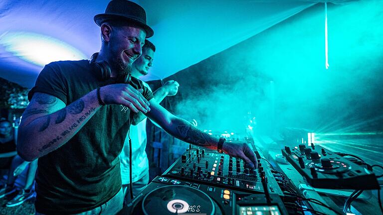 Ein Bild aus besseren Zeiten: Die Lohrer DJs Simon Schaub (vorne) und Fabio Cassarino bei einem gemeinsamen Auftritt. Ein Bild aus besseren Zeiten: Die Lohrer DJs Simon Schaub (vorne) und Fabio Cassarino bei einem gemeinsamen Auftritt.