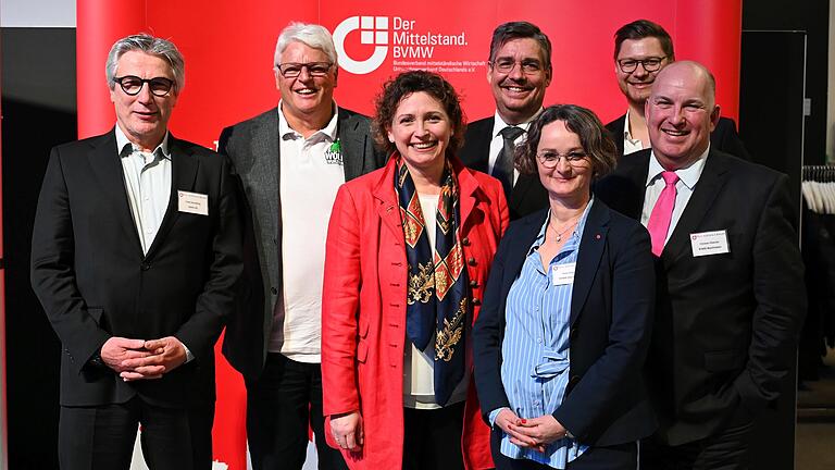 Im Bild (von links) Frank Schmähling (memo AG), Roland Sauer (Wölfe Würzburg), Nicola Beer(MdEP und Vizepräsidentin des Europäischen Parlaments), Michael Ulverich Koenig &amp; Bauer AG), Diana Dümmler (BVMW Mainfranken), Florian Lehnert (Würth Leasing GmbH &amp; Co. KG), Christian Göwecke (BVMW Mainfranken).