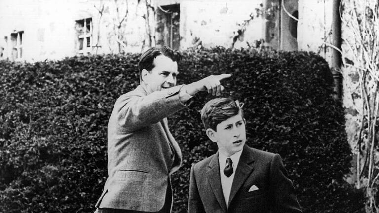 Prinz Charles in Gordonstoun       -  Bei seinem Einzug in die Schule von Gordonstoun zeigt der leitende Direktor Iain Tennant dem Kronprinzen Prinz Charles (r) die Räume, in denen dessen Vater Prinz Philip, der Herzog von Edinburgh, seine Schulzeit verbracht hat.
