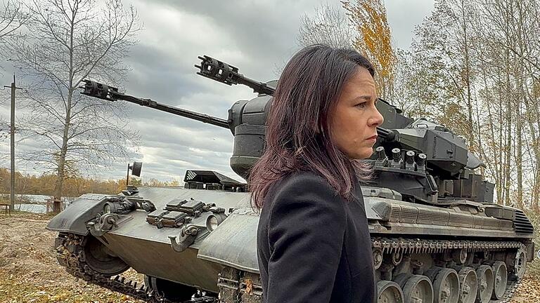 Außenministerin Baerbock besucht die Ukraine - Deutschland hat der Ukraine für die Abwehr russischer Luftangriffe bislang 55 Gepard-Panzer mit Ersatzteilen und 176.000 Stück Flakpanzer-Munition aus Bundeswehr- und Industriebeständen geliefert. Außenministerin Baerbock besucht die Ukraine - Deutschland hat der Ukraine für die Abwehr russischer Luftangriffe bislang 55 Gepard-Panzer mit Ersatzteilen und 176.000 Stück Flakpanzer-Munition aus Bundeswehr- und Industriebeständen geliefert.